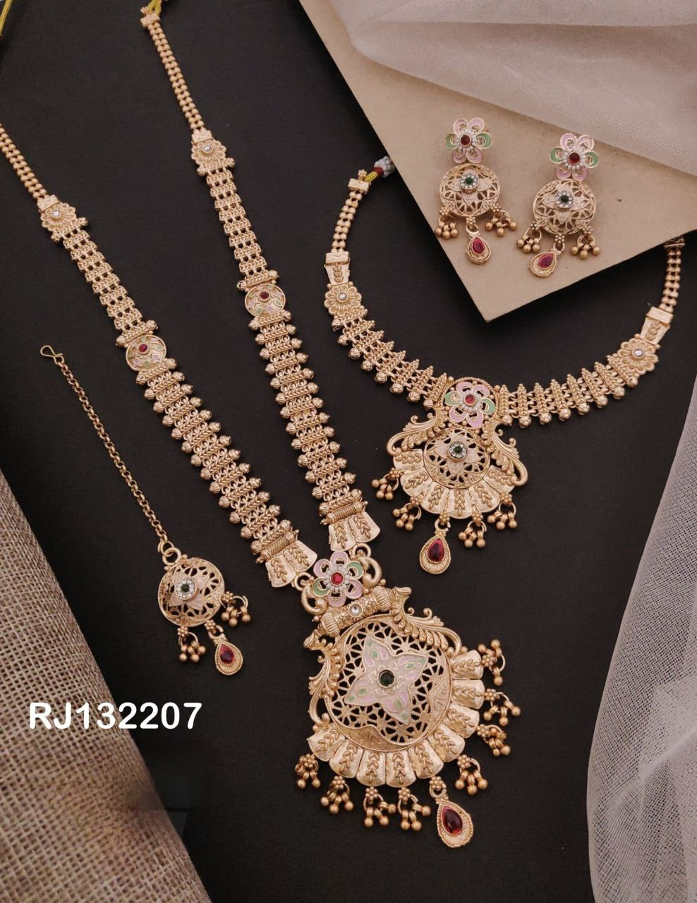 Elegant Gold-Toned Kundan Necklace Set with Earrings and Maang Tikka - RJ132207